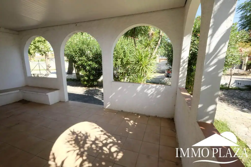 House to be renovated, close to the beach: consisting of 2 apartments, plot (479m2), parking and garage (pool possible)