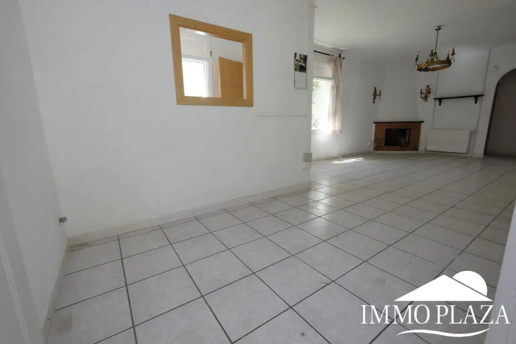 House to be renovated, close to the beach: consisting of 2 apartments, plot (479m2), parking and garage (pool possible)