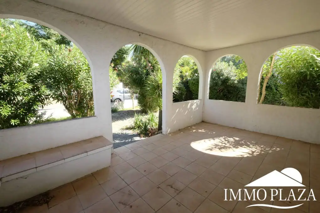 House to be renovated, close to the beach: consisting of 2 apartments, plot (479m2), parking and garage (pool possible)