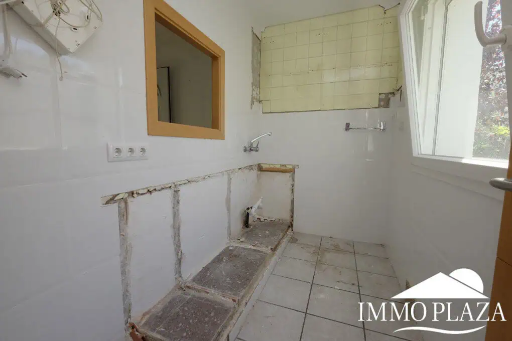 House to be renovated, close to the beach: consisting of 2 apartments, plot (479m2), parking and garage (pool possible)