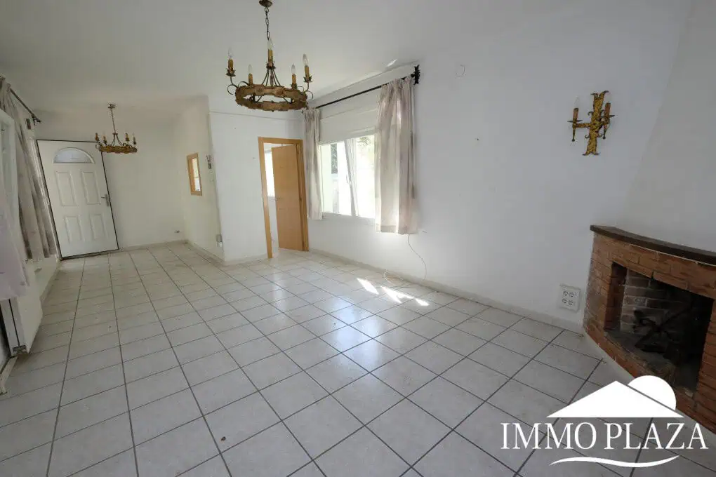 House to be renovated, close to the beach: consisting of 2 apartments, plot (479m2), parking and garage (pool possible)