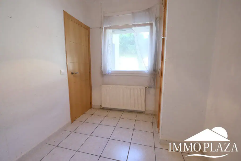 House to be renovated, close to the beach: consisting of 2 apartments, plot (479m2), parking and garage (pool possible)