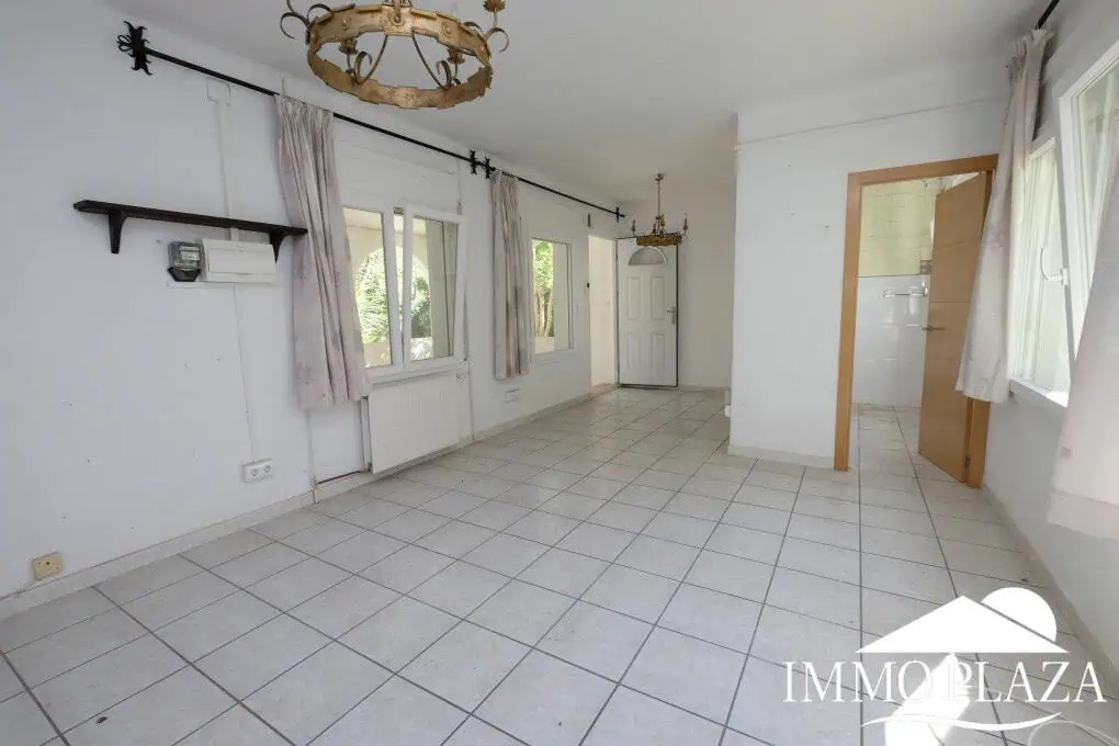 House to be renovated, close to the beach: consisting of 2 apartments, plot (479m2), parking and garage (pool possible)