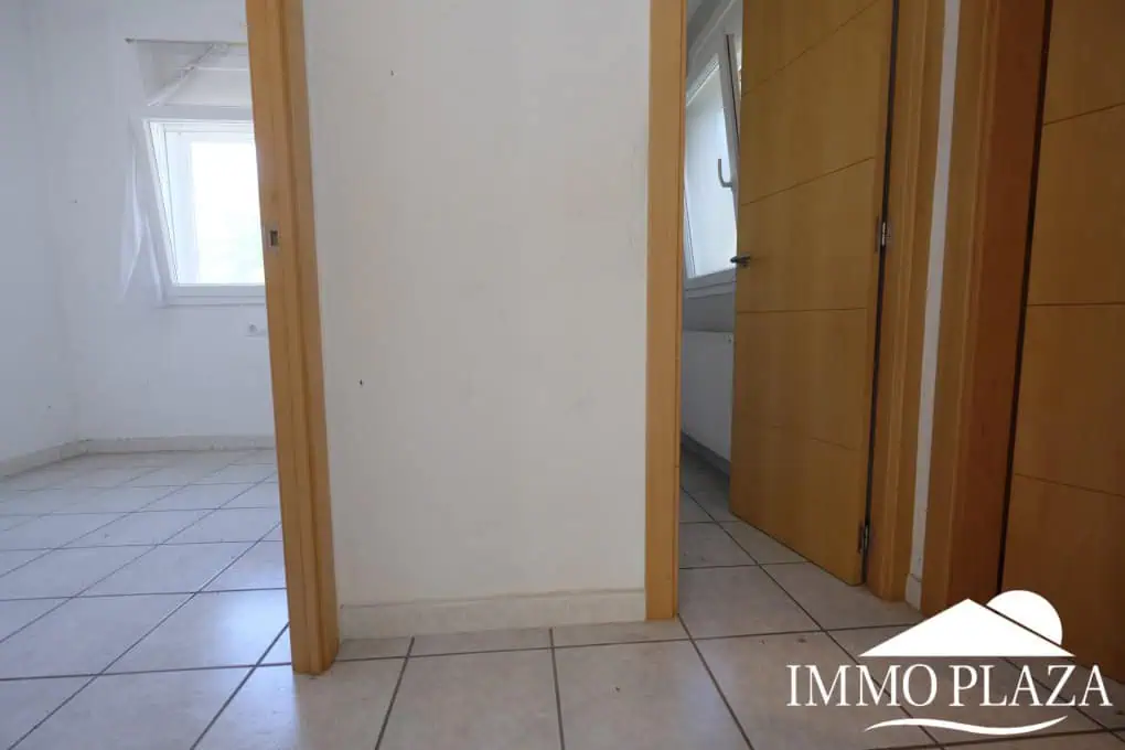 House to be renovated, close to the beach: consisting of 2 apartments, plot (479m2), parking and garage (pool possible)