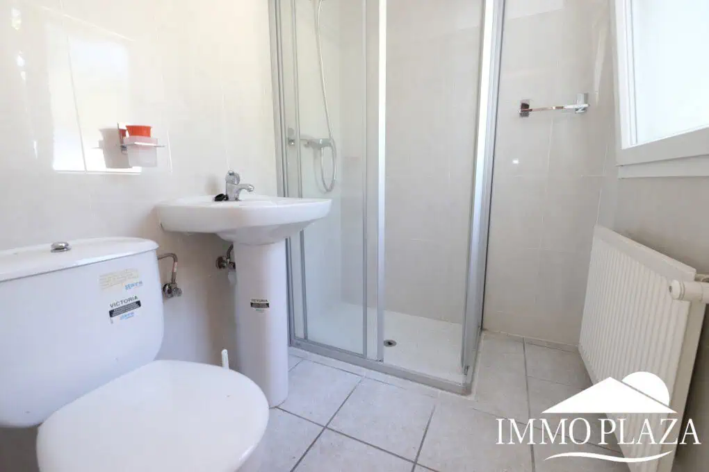House to be renovated, close to the beach: consisting of 2 apartments, plot (479m2), parking and garage (pool possible)