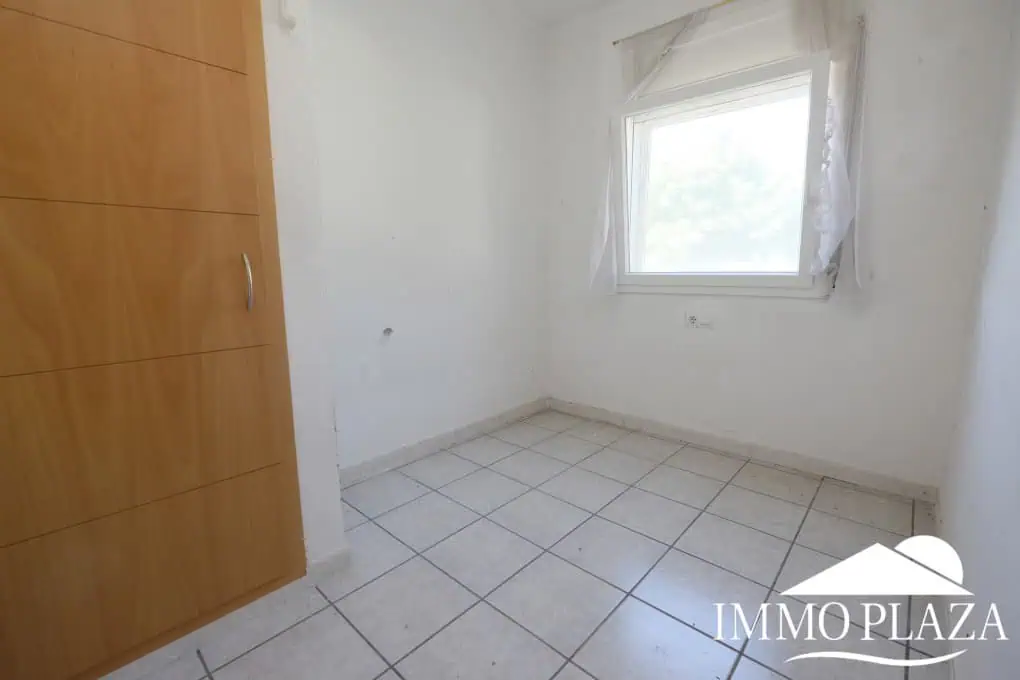 House to be renovated, close to the beach: consisting of 2 apartments, plot (479m2), parking and garage (pool possible)