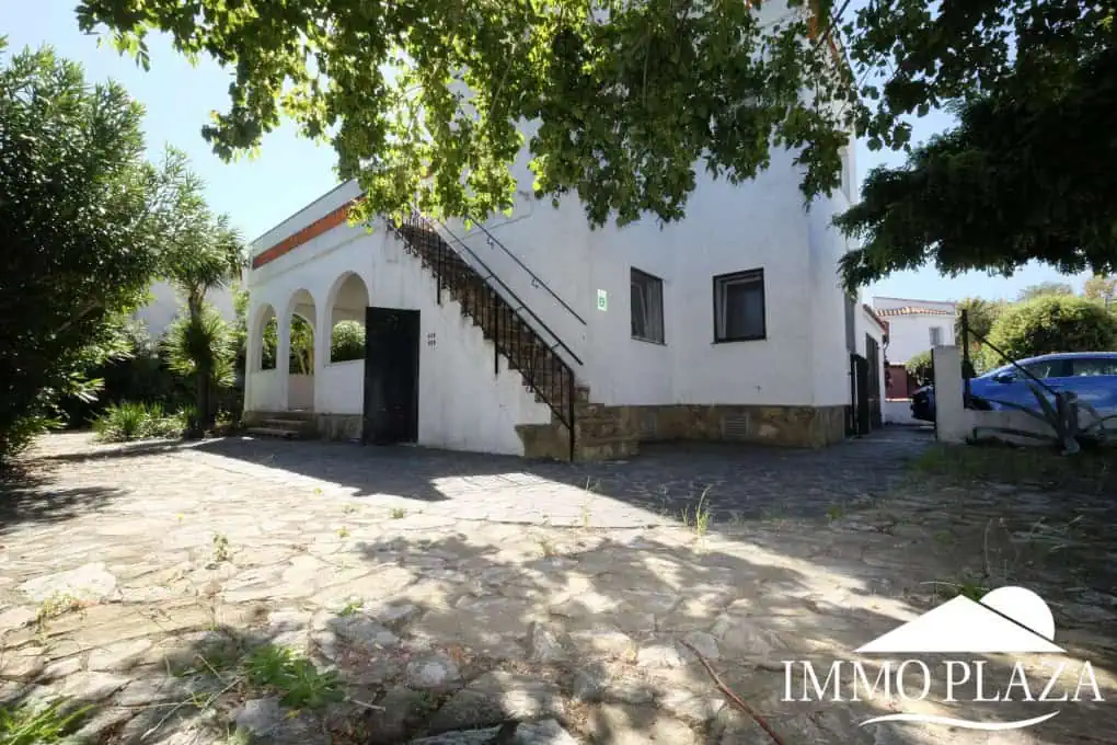 House to be renovated, close to the beach: consisting of 2 apartments, plot (479m2), parking and garage (pool possible)