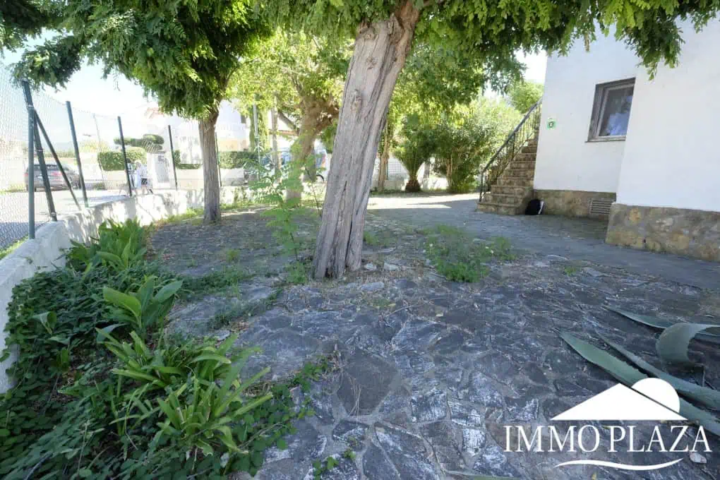 House to be renovated, close to the beach: consisting of 2 apartments, plot (479m2), parking and garage (pool possible)