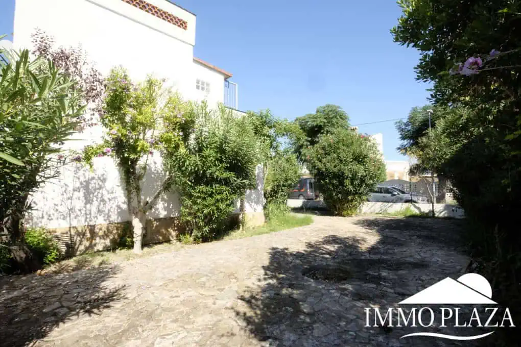 House to be renovated, close to the beach: consisting of 2 apartments, plot (479m2), parking and garage (pool possible)