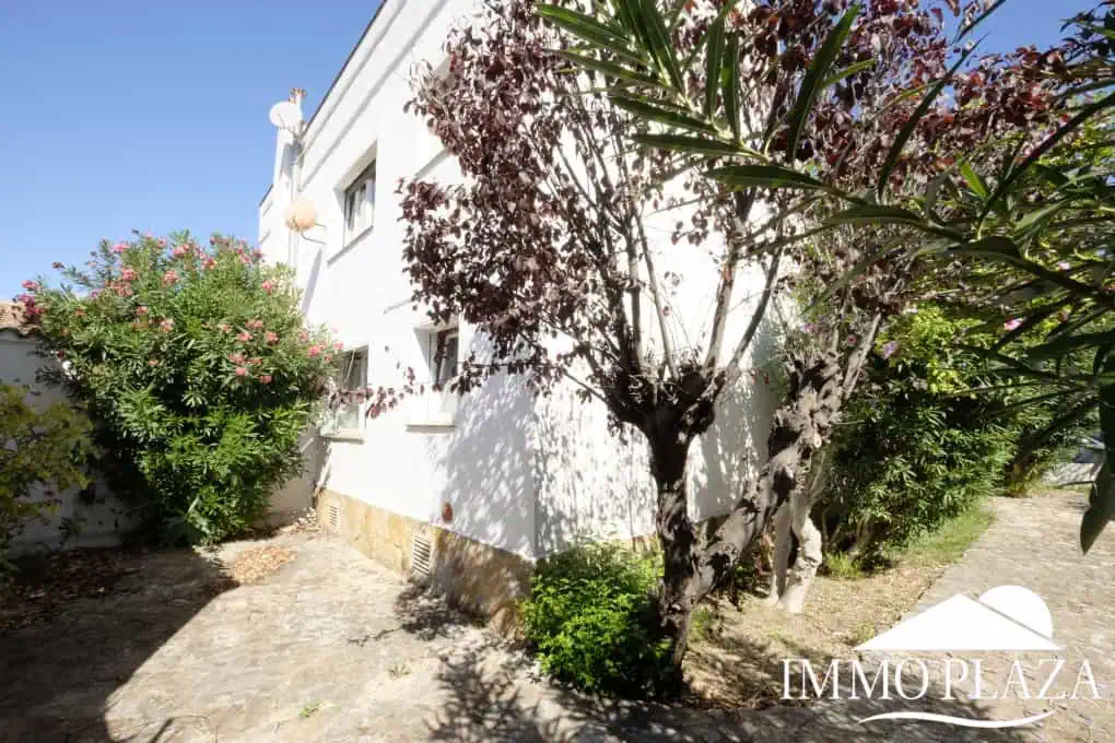 House to be renovated, close to the beach: consisting of 2 apartments, plot (479m2), parking and garage (pool possible)