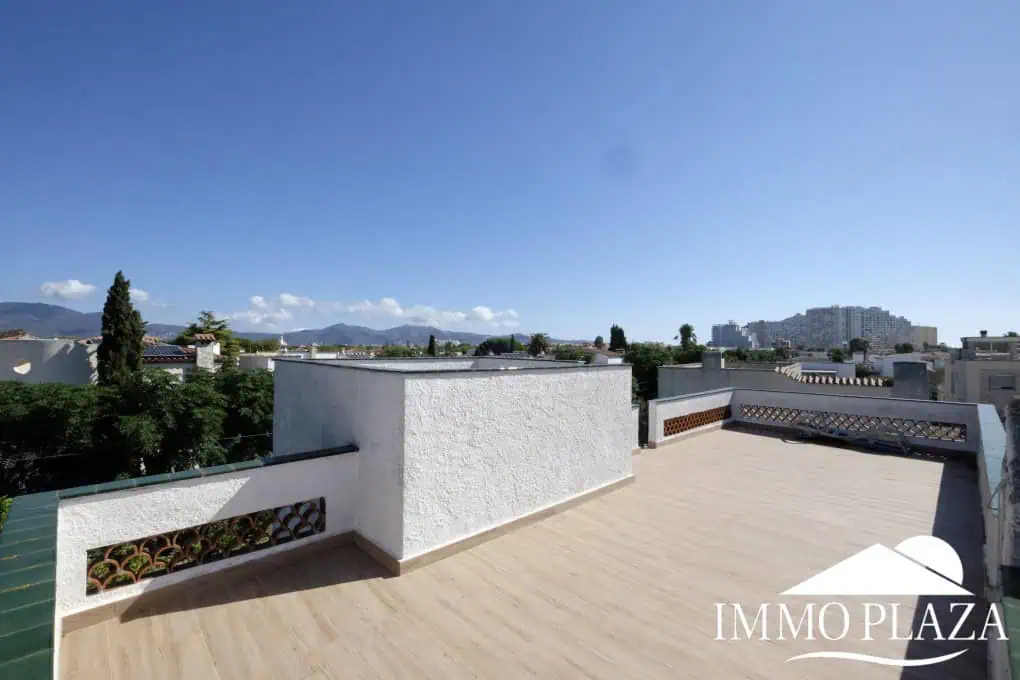 House to be renovated, close to the beach: consisting of 2 apartments, plot (479m2), parking and garage (pool possible)