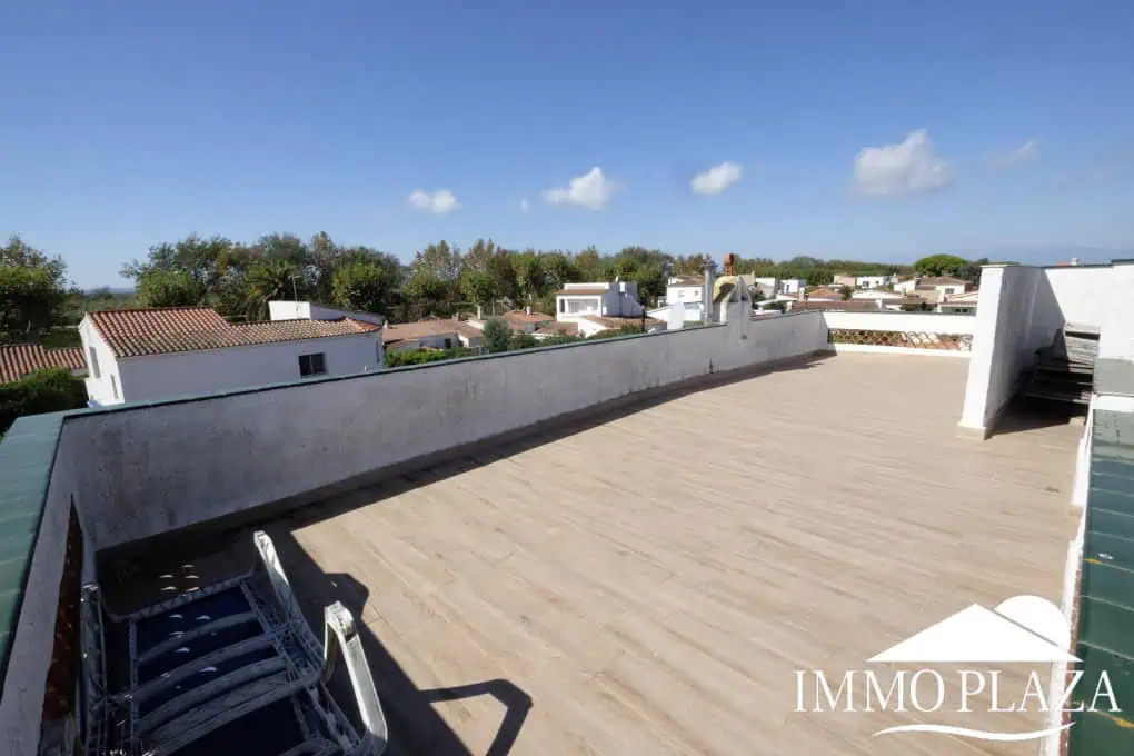House to be renovated, close to the beach: consisting of 2 apartments, plot (479m2), parking and garage (pool possible)