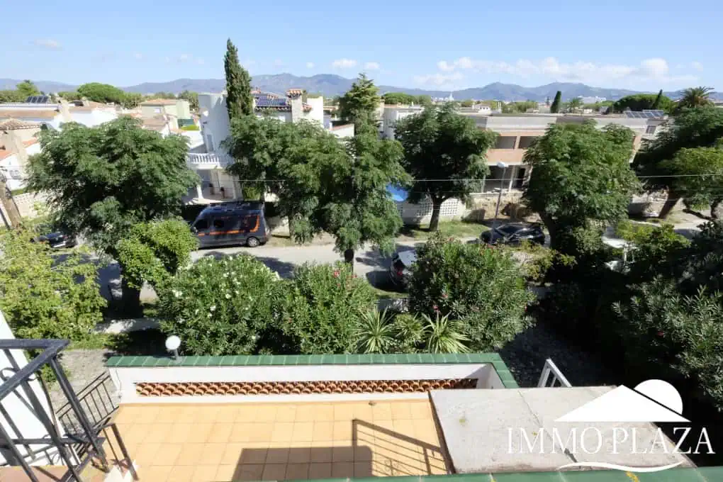 House to be renovated, close to the beach: consisting of 2 apartments, plot (479m2), parking and garage (pool possible)