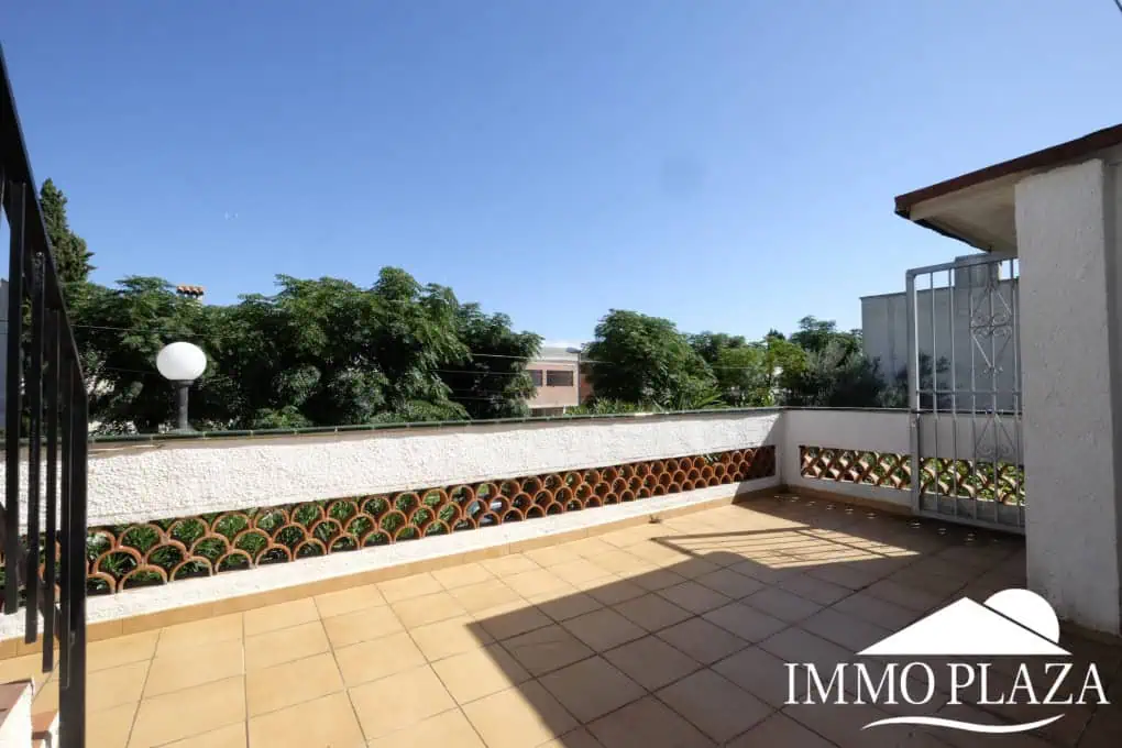 House to be renovated, close to the beach: consisting of 2 apartments, plot (479m2), parking and garage (pool possible)