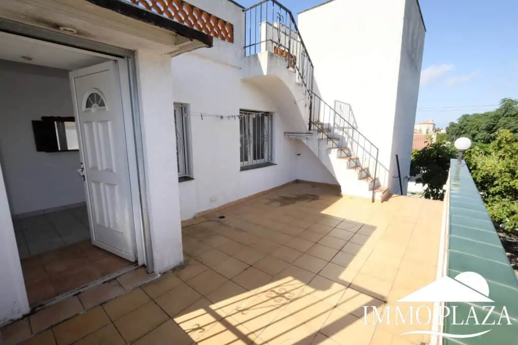 House to be renovated, close to the beach: consisting of 2 apartments, plot (479m2), parking and garage (pool possible)