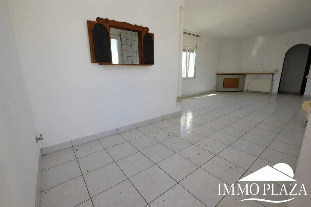 House to be renovated, close to the beach: consisting of 2 apartments, plot (479m2), parking and garage (pool possible)