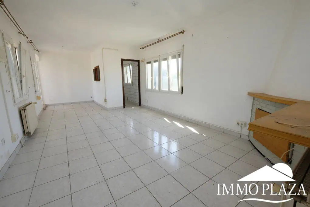 House to be renovated, close to the beach: consisting of 2 apartments, plot (479m2), parking and garage (pool possible)