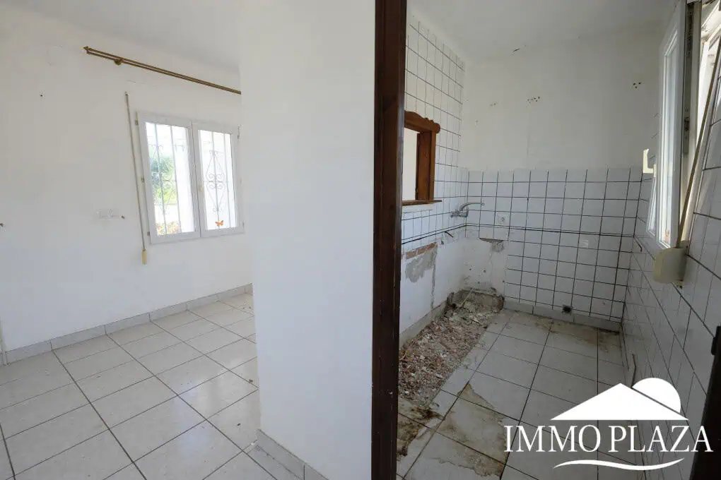 House to be renovated, close to the beach: consisting of 2 apartments, plot (479m2), parking and garage (pool possible)