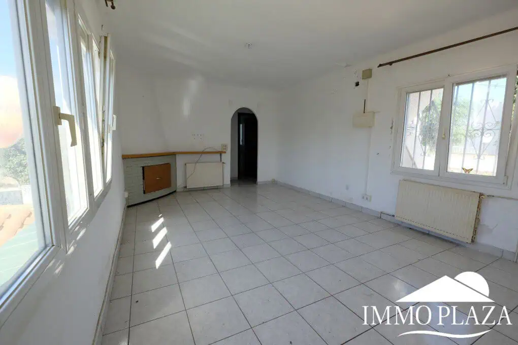 House to be renovated, close to the beach: consisting of 2 apartments, plot (479m2), parking and garage (pool possible)