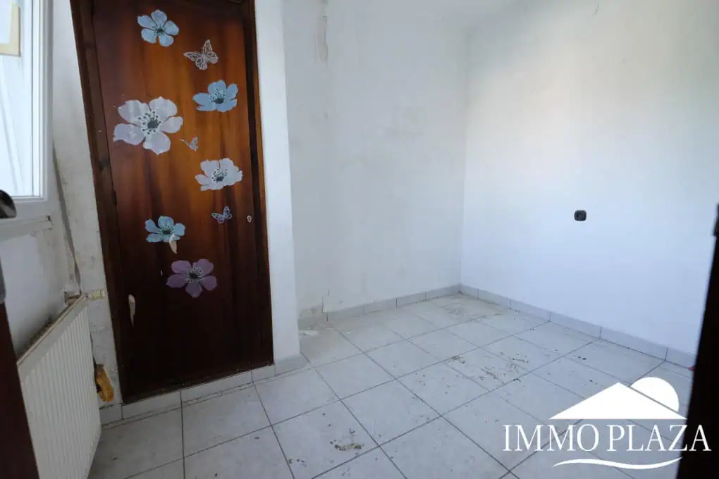 House to be renovated, close to the beach: consisting of 2 apartments, plot (479m2), parking and garage (pool possible)