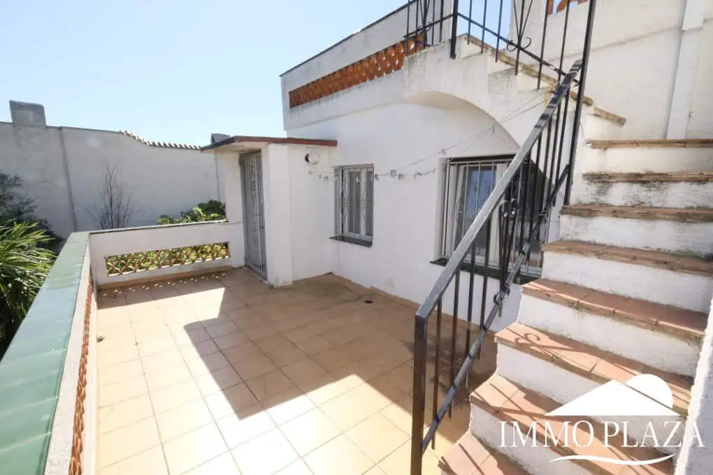 House to be renovated, close to the beach: consisting of 2 apartments, plot (479m2), parking and garage (pool possible)