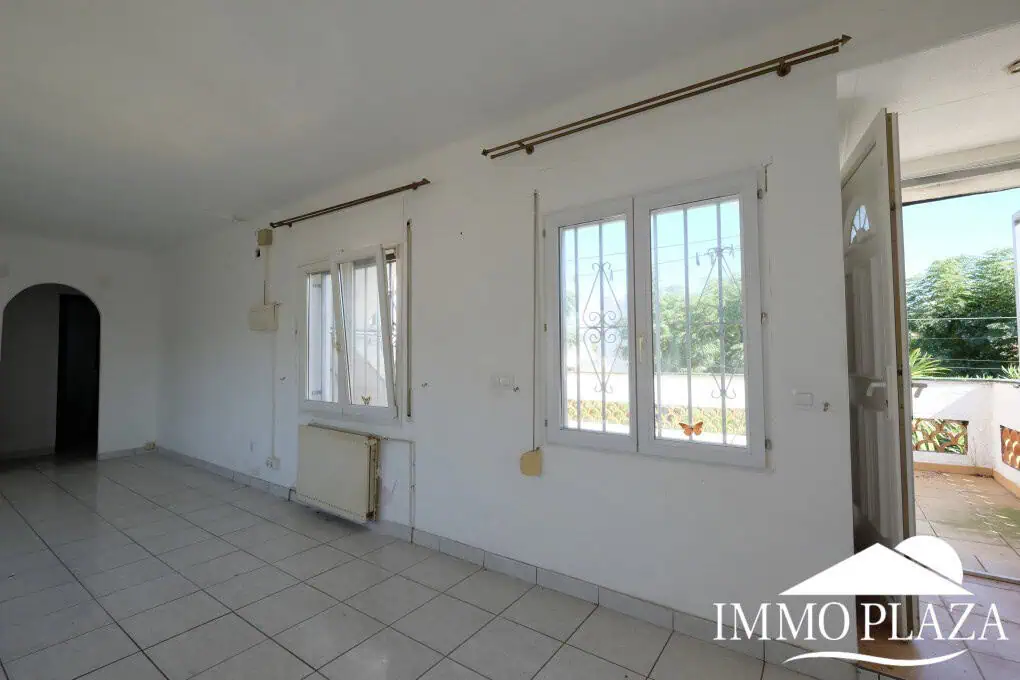 House to be renovated, close to the beach: consisting of 2 apartments, plot (479m2), parking and garage (pool possible)