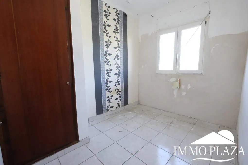 House to be renovated, close to the beach: consisting of 2 apartments, plot (479m2), parking and garage (pool possible)