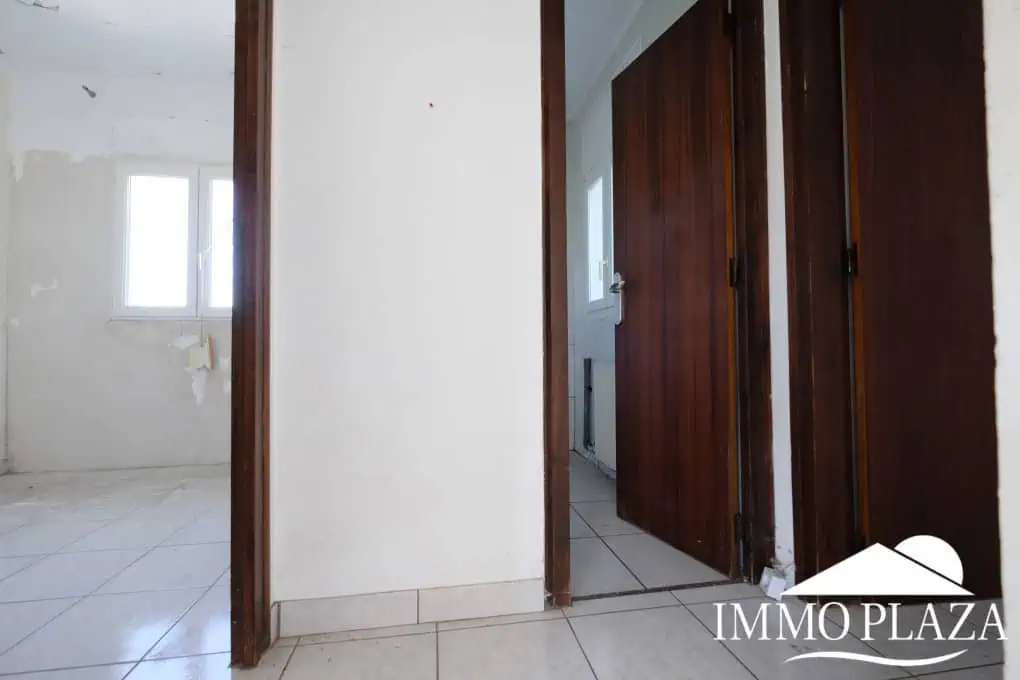 House to be renovated, close to the beach: consisting of 2 apartments, plot (479m2), parking and garage (pool possible)
