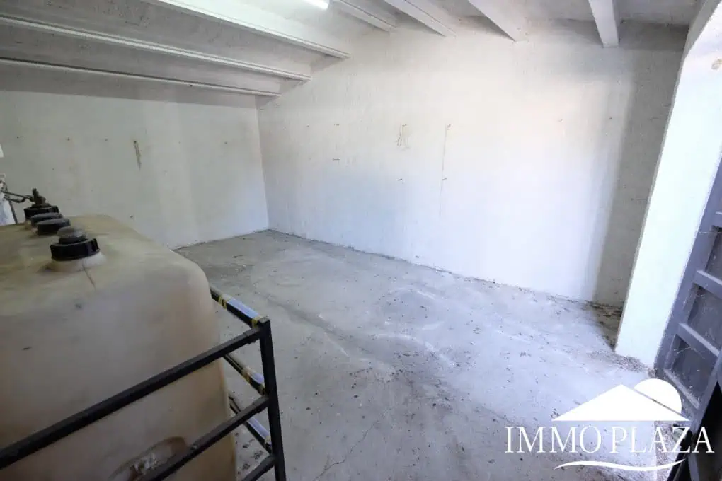 House to be renovated, close to the beach: consisting of 2 apartments, plot (479m2), parking and garage (pool possible)