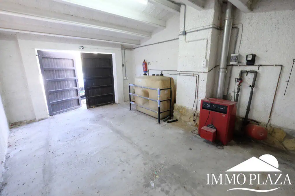 House to be renovated, close to the beach: consisting of 2 apartments, plot (479m2), parking and garage (pool possible)