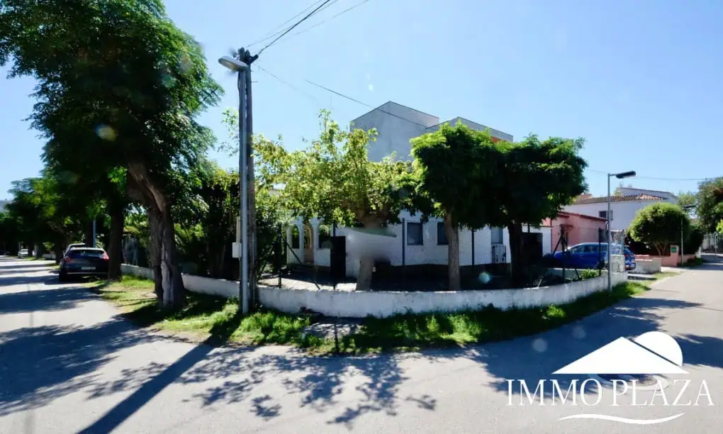 House to be renovated, close to the beach: consisting of 2 apartments, plot (479m2), parking and garage (pool possible)