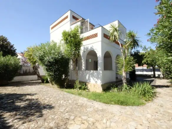 House to be renovated, close to the beach: consisting of 2 apartments, plot (479m2), parking and garage (pool possible)
