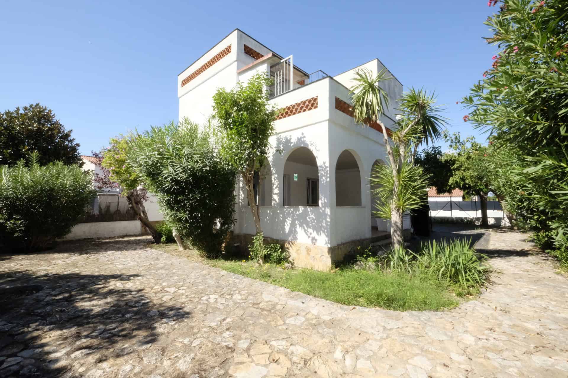 27092023120017_585 House to be renovated, close to the beach: consisting of 2 apartments, plot (479m2), parking and garage (pool possible)