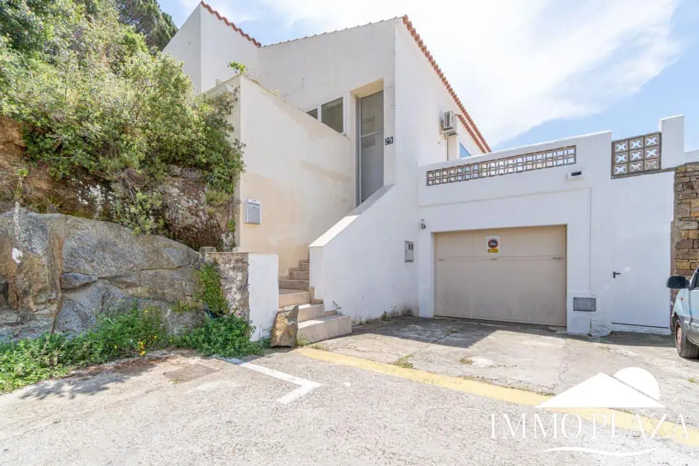 Villa with surprising views of the sea and the Bay of Roses, very private; 2 beds, 3 baths, pool, terraces, garage & parking