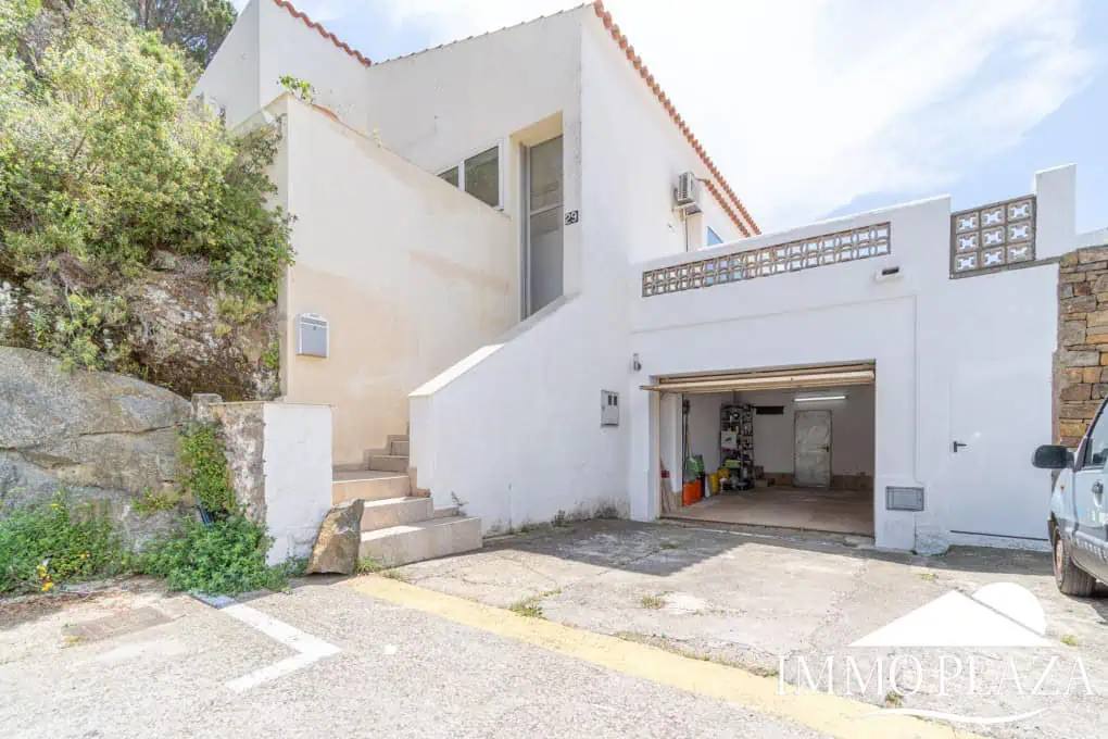 Villa with surprising views of the sea and the Bay of Roses, very private; 2 beds, 3 baths, pool, terraces, garage & parking