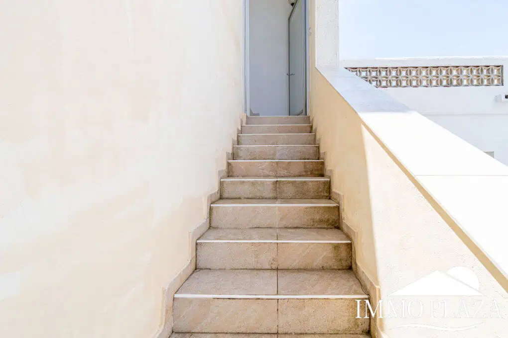 Villa with surprising views of the sea and the Bay of Roses, very private; 2 beds, 3 baths, pool, terraces, garage & parking