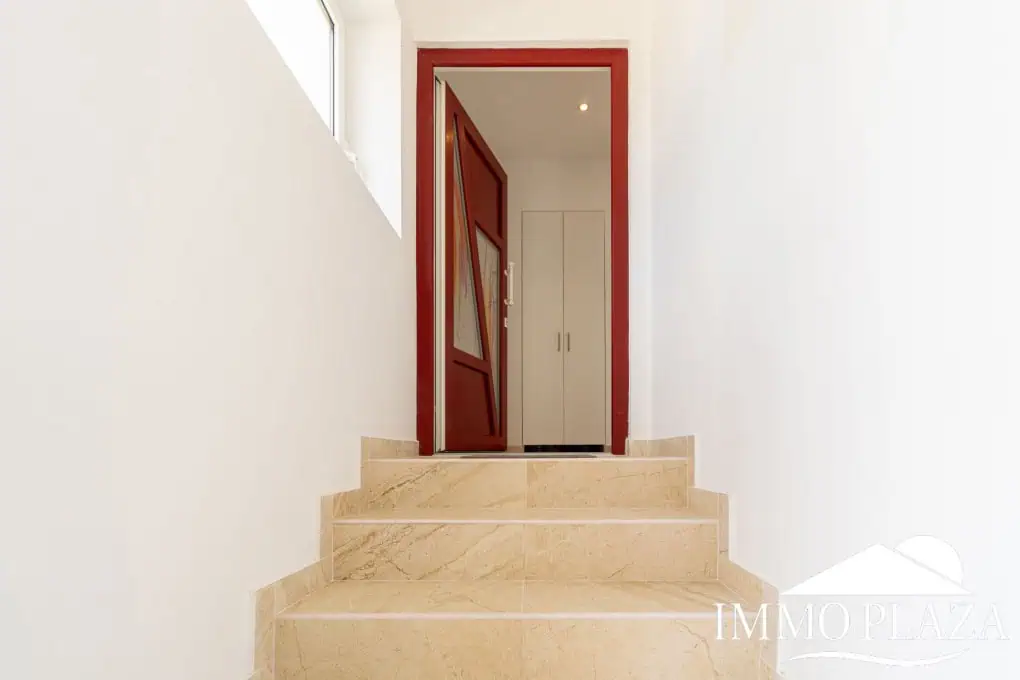 Villa with surprising views of the sea and the Bay of Roses, very private; 2 beds, 3 baths, pool, terraces, garage & parking