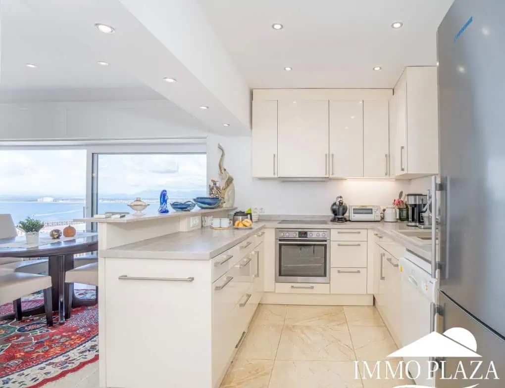 Villa with surprising views of the sea and the Bay of Roses, very private; 2 beds, 3 baths, pool, terraces, garage & parking