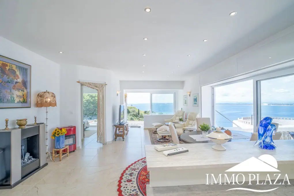 Villa with surprising views of the sea and the Bay of Roses, very private; 2 beds, 3 baths, pool, terraces, garage & parking