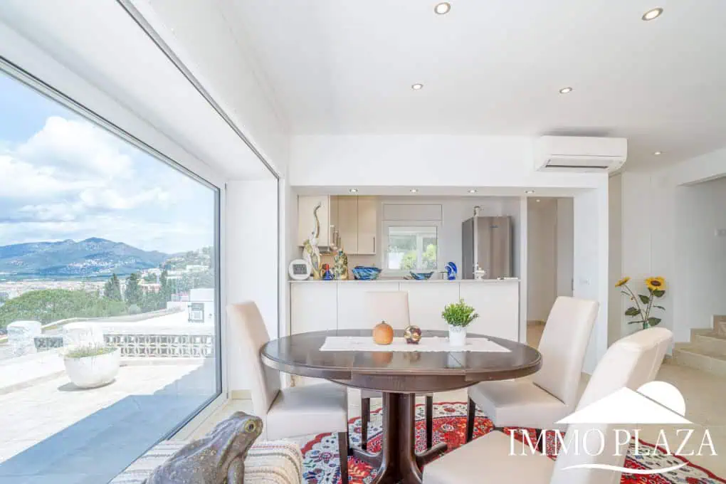 Villa with surprising views of the sea and the Bay of Roses, very private; 2 beds, 3 baths, pool, terraces, garage & parking