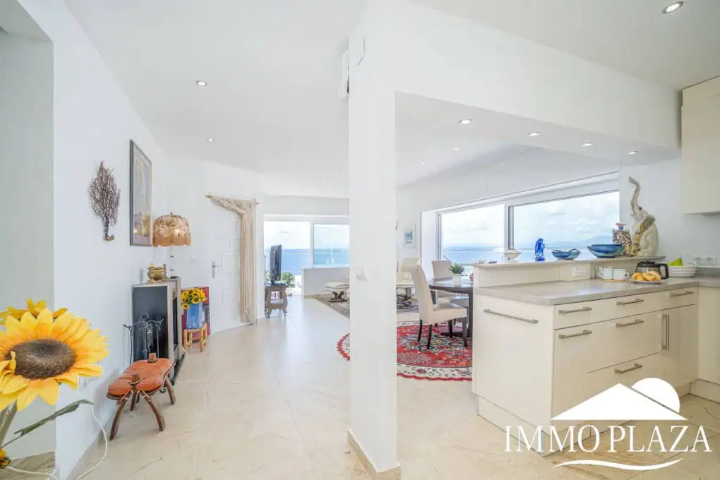 Villa with surprising views of the sea and the Bay of Roses, very private; 2 beds, 3 baths, pool, terraces, garage & parking