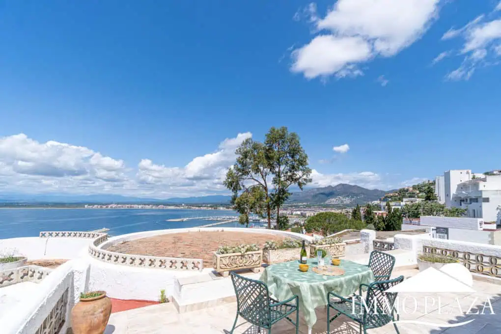 Villa with surprising views of the sea and the Bay of Roses, very private; 2 beds, 3 baths, pool, terraces, garage & parking
