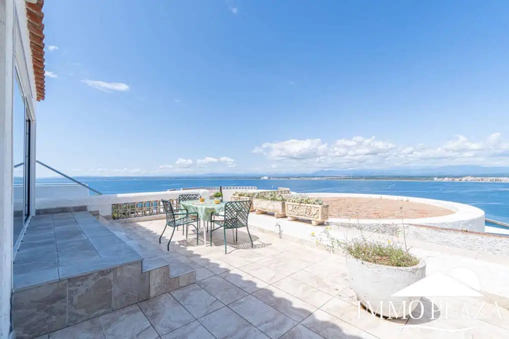 Villa with surprising views of the sea and the Bay of Roses, very private; 2 beds, 3 baths, pool, terraces, garage & parking