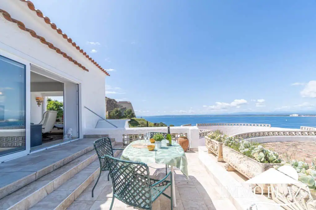 Villa with surprising views of the sea and the Bay of Roses, very private; 2 beds, 3 baths, pool, terraces, garage & parking