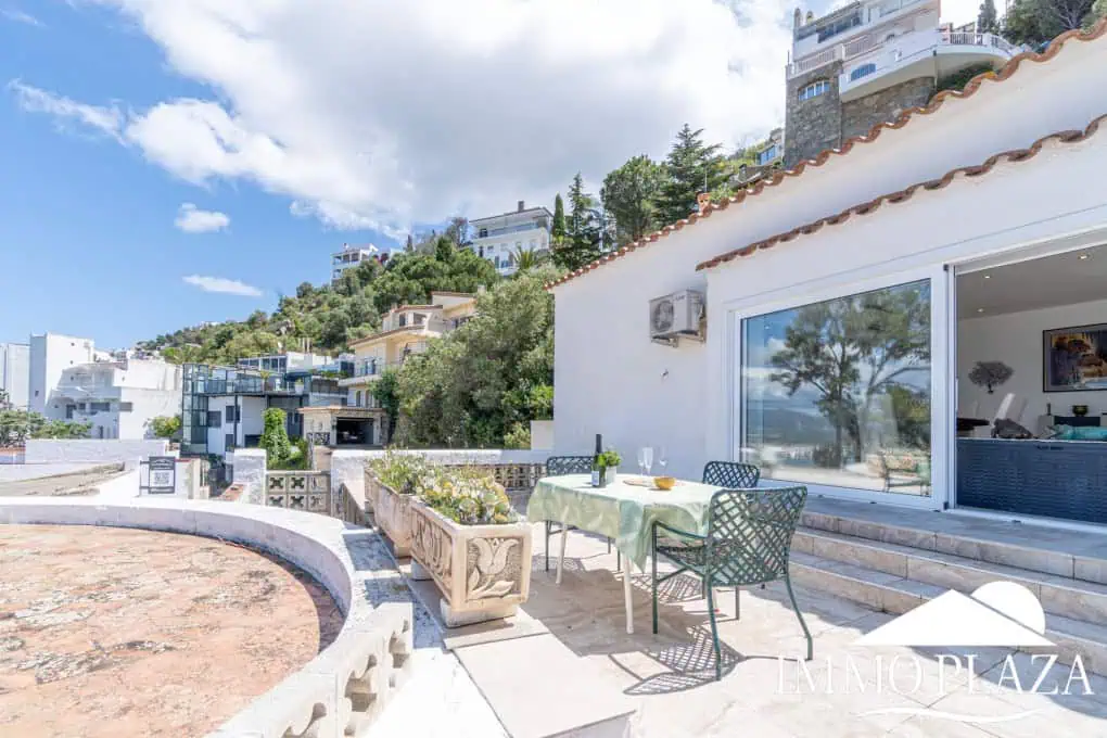 Villa with surprising views of the sea and the Bay of Roses, very private; 2 beds, 3 baths, pool, terraces, garage & parking