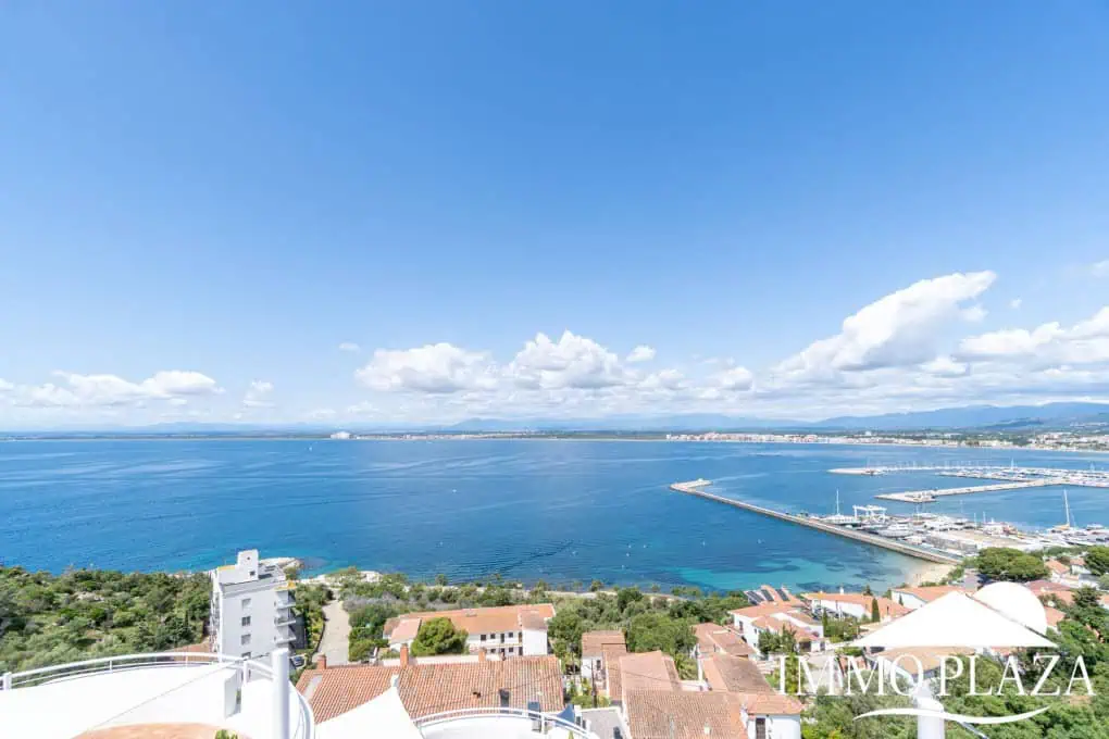 Villa with surprising views of the sea and the Bay of Roses, very private; 2 beds, 3 baths, pool, terraces, garage & parking