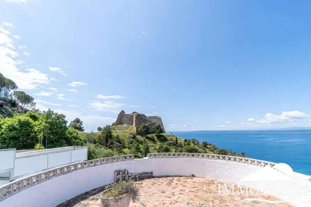 Villa with surprising views of the sea and the Bay of Roses, very private; 2 beds, 3 baths, pool, terraces, garage & parking