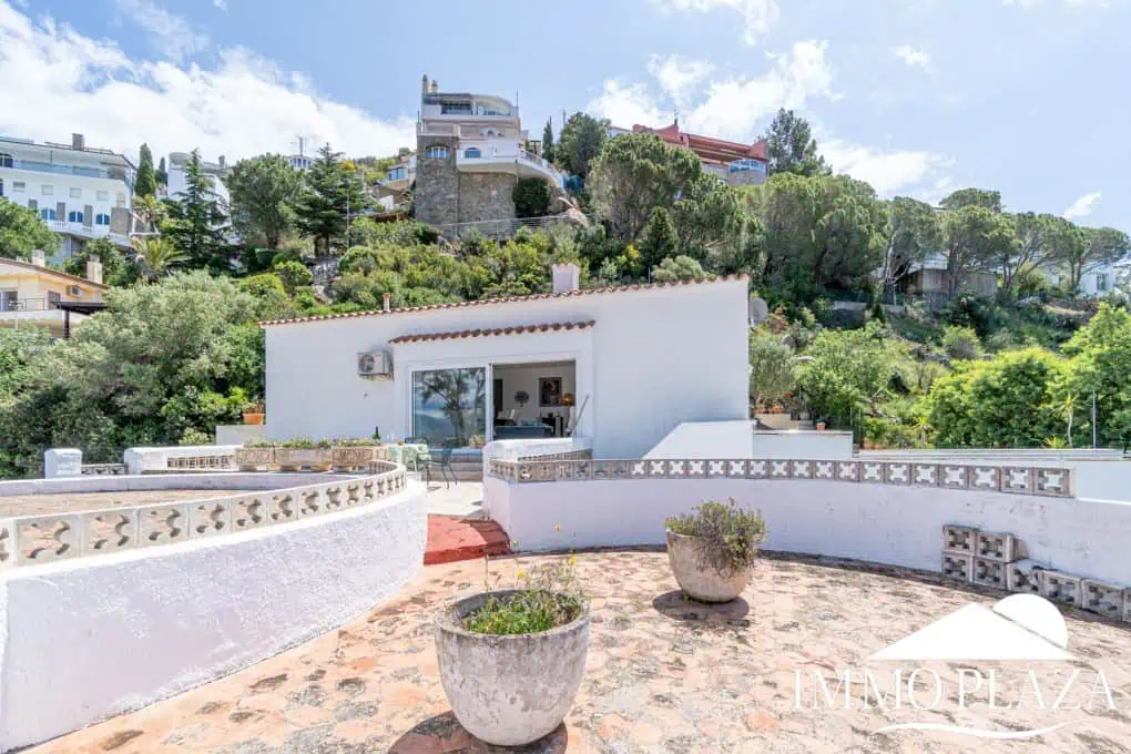 Villa with surprising views of the sea and the Bay of Roses, very private; 2 beds, 3 baths, pool, terraces, garage & parking