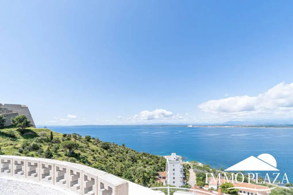 Villa with surprising views of the sea and the Bay of Roses, very private; 2 beds, 3 baths, pool, terraces, garage & parking