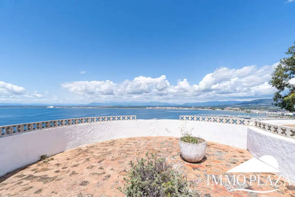 Villa with surprising views of the sea and the Bay of Roses, very private; 2 beds, 3 baths, pool, terraces, garage & parking